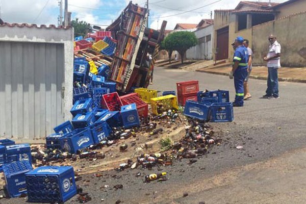 Caminhão carregado com engradados de cerveja perde o freio e tomba no Jardim Recanto