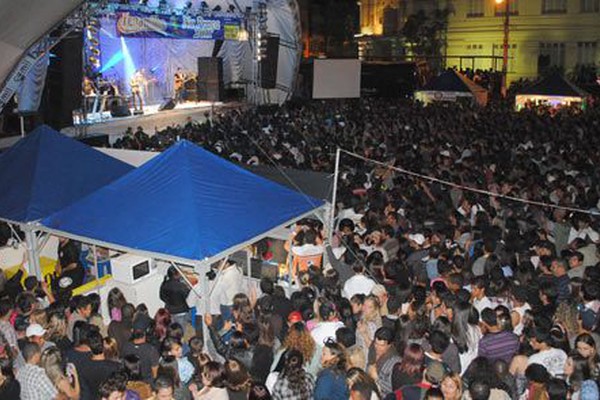 Nashville e Banda Inox levam milhares de pessoas para a Praça do Fórum