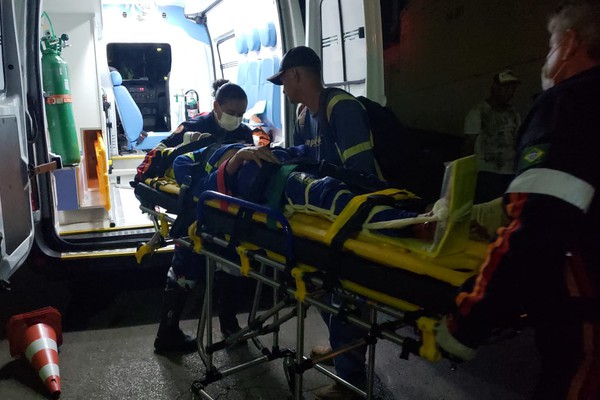 Ciclista de 53 anos fica ferido ao bater em caminhão na descida da rua Olegário Maciel