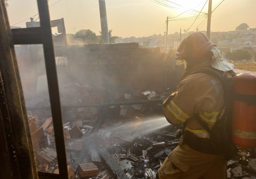 Incêndios em residências em cidades da região mobilizam o Corpo de Bombeiros nesta manhã