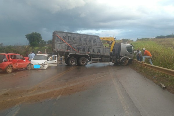 Durante chuva, caminhão atinge dois veículos ao rodar na BR 354 e três pessoas ficam feridas