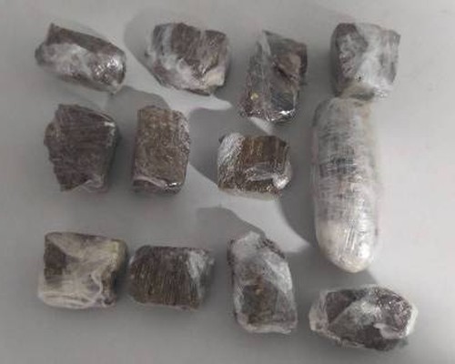 Jovem é presa em flagrante após denúncia de armazenamento de drogas e armas para facções criminosas em Patos de Minas