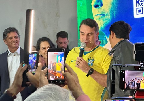 Patos Hoje entrevista Flávio Bolsonaro no Parque de Exposições, em Patos de Minas; veja ao vivo