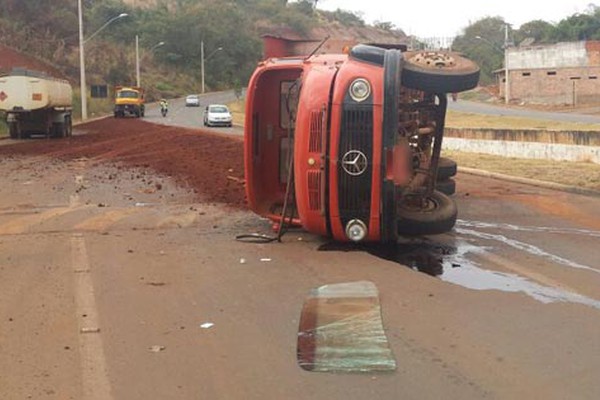 Caminhão basculante carregado com terra perde o freio e tomba na Fátima Porto