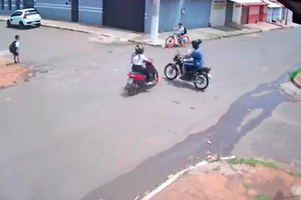 Imagens mostram colisão de motos e estudantes pedindo socorro para as vítimas