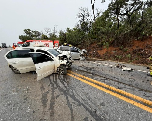 Carros batem de frente e deixam oito pessoas feridas na BR365; não houve morte