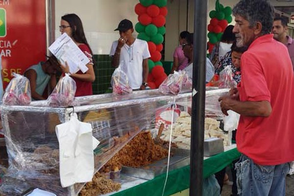 Ambulantes negociam de doces a mantas de dormir no Centro de Patos de Minas