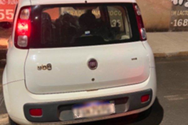 Carro parado no meio da rua chama atenção e motorista embriagado é preso após fuga e acidente