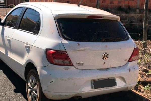Carro utilizado por criminosos em tentativa de furto à lotérica é encontrado pela PM com vidro quebrado