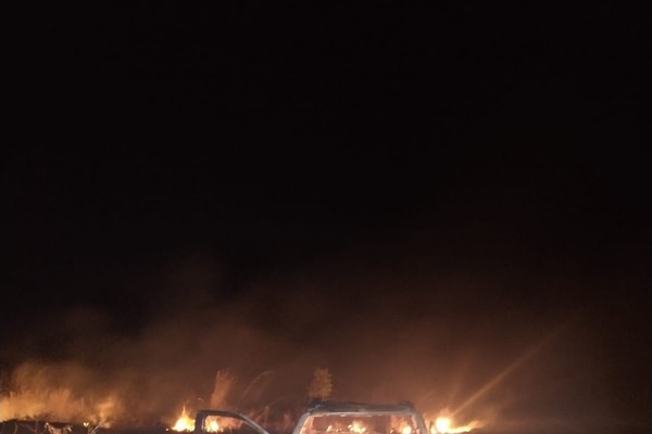 Caminhonete fica totalmente destruída após pegar fogo na MG 410, em Presidente Olegário