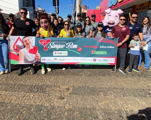 Blitz solidária conscientiza motoristas e pedestres sobre a importância da doação de sangue em Patos de Minas