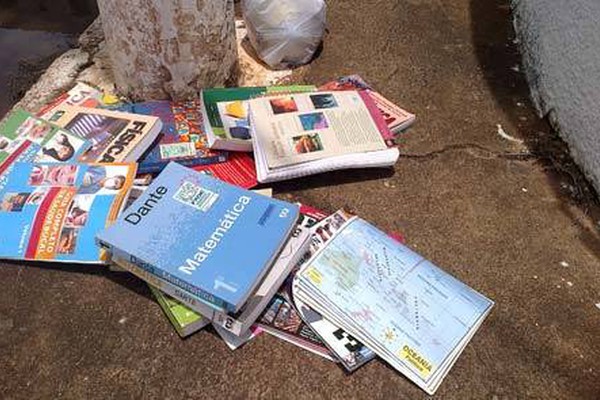Internauta do Patos Hoje flagra livros didáticos novinhos jogados no lixo