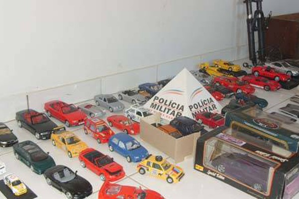 PM de Carmo do Paranaíba recupera coleção de miniaturas e conduz 4 por furto e receptação