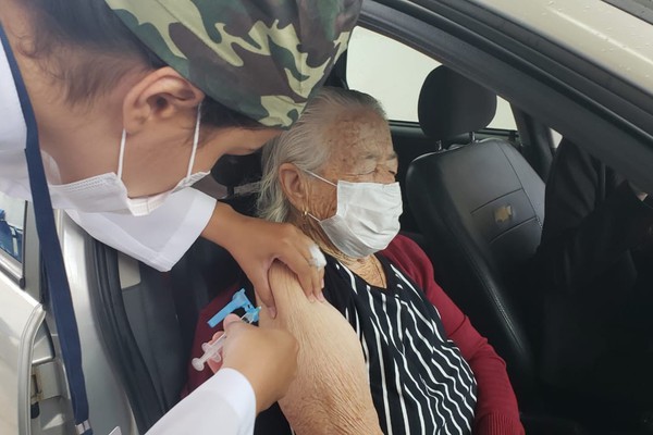 Dona Eufrásia de 95 anos é a primeira idosa a ser vacinada contra a Covid-19 em Patos de Minas