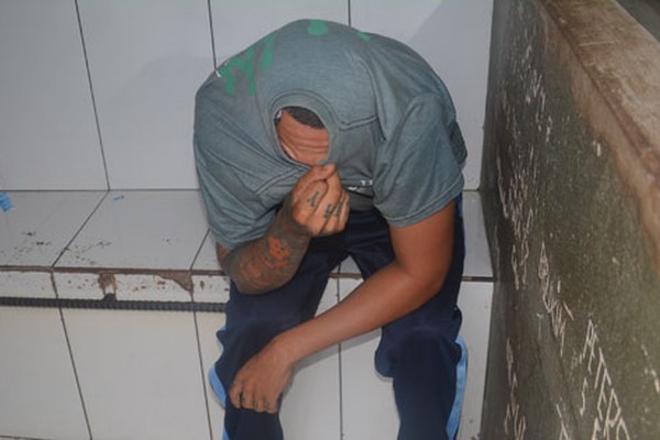 PM vai em busca de assaltante e prende jovem por tráfico de drogas em Patos de Minas 