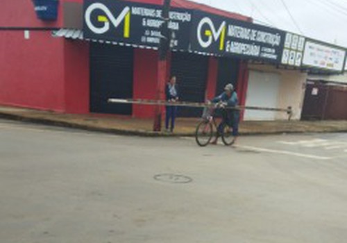 Homem é preso após invadir obra em demolição, furtar perfis metálicos e ser contido pela própria vítima em Patos de Minas