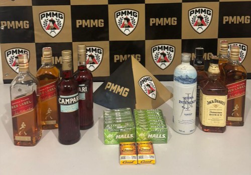 Jovem invade comércio pelo telhado, furta bebidas e cigarros e é preso escondido debaixo de pia