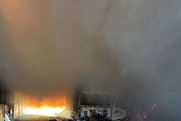 Incêndio em galpão agrícola em Santana de Patos mobiliza Bombeiros; estrutura corre risco de desabar