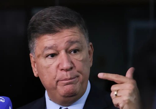 Dino dá 5 dias para senador explicar repasse de emendas à Lagoinha