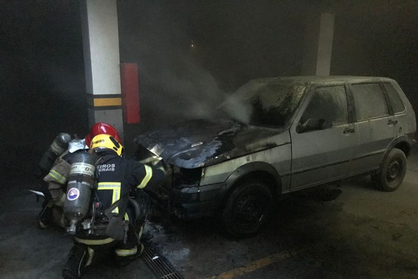 Veículo estacionado em garagem de prédio pega fogo e mobiliza bombeiros em Patos de Minas
