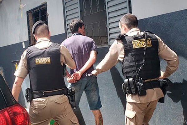 Homem é preso após invadir casa de encontro e usar faca para roubar dinheiro e celulares