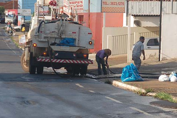 Prefeitura passa dois dias lavando rua e deixa moradores indignados com o desperdício