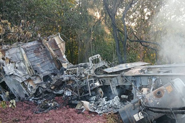Motorista de 36 anos morre com graves queimaduras após caminhão tombar e pegar fogo na MGC 354