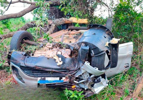 Motorista cochila ao volante, capota veículo às margens da MG 188, mas sai sem ferimentos