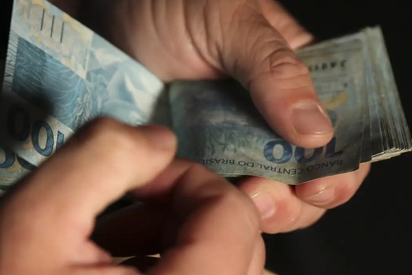 Salário médio do trabalhador amplia recorde e chega a R$ 3.722 no Brasil