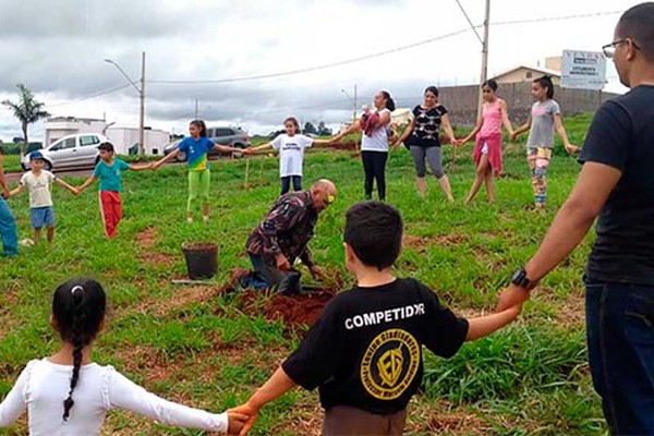 Lutando para um futuro melhor, alunos do Projeto Crescer com Arte plantam 84 árvores