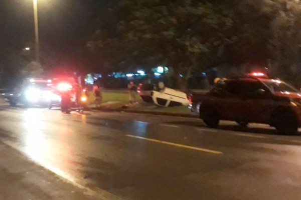 Inabilitado e embrigado, homem discute com a companheira, capota veículo e acaba preso em Patos de Minas