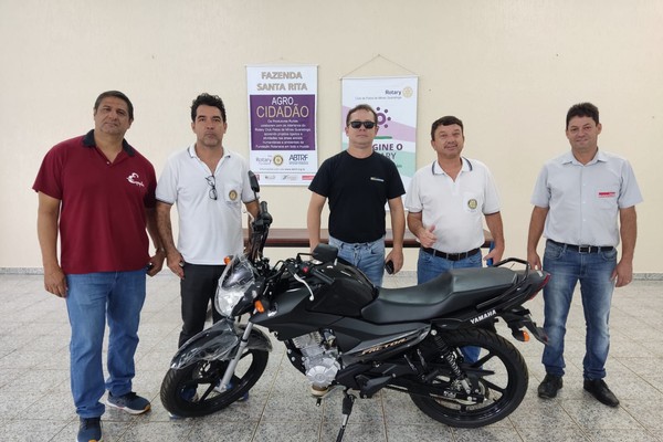 Rotary arrecada fundos para banco de óculos, realiza sorteio e entrega moto 0 km em Patos de Minas