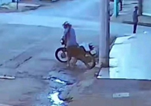 Homem é reconhecido em câmera de segurança e acaba preso com moto furtada em Patos de Minas; ele disse que pegou emprestada