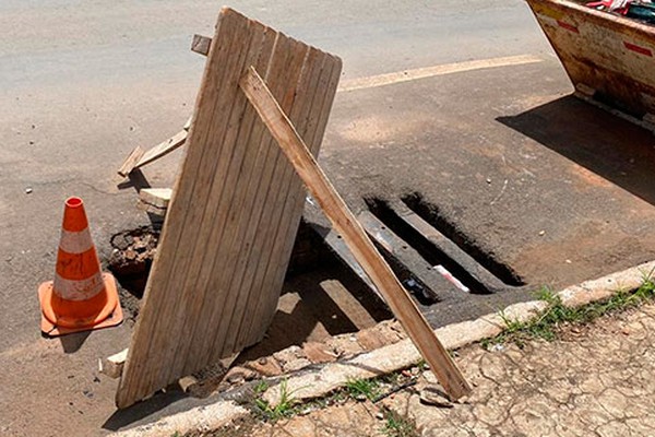 Ladrões furtam barras de ferro de bueiro na rua Dona Luiza e causam acidente com veículo