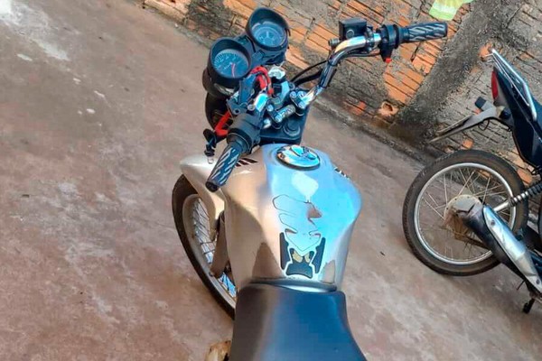 Jovem tenta se passar pelo irmão, mas acaba preso com moto furtada em Patos de Minas
