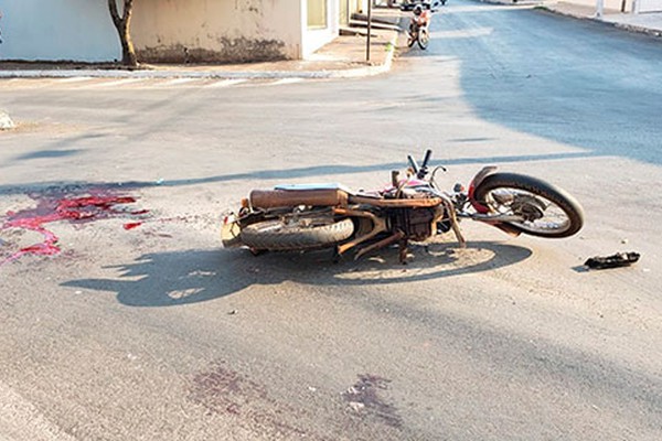 Motociclista perde quantidade impressionante de sangue em batida com carro no Guanabara