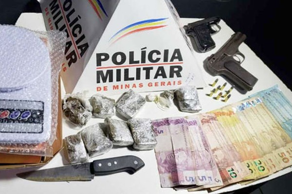 Homem é preso pela Polícia Militar com duas pistolas, munições, drogas, balança e dinheiro