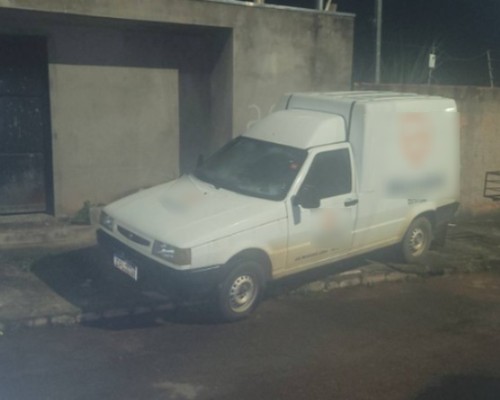 Homem tenta furtar dois veículos, causa danos e um dos carros acaba atingindo uma lixeira