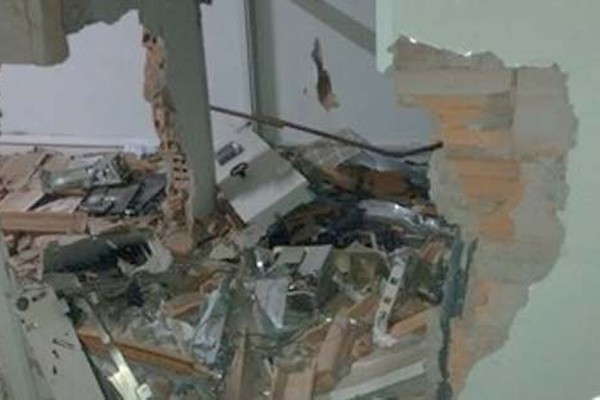 Quadrilha explode caixa eletrônico no Norte de Minas, atira em quartel da PM e foge com cofre