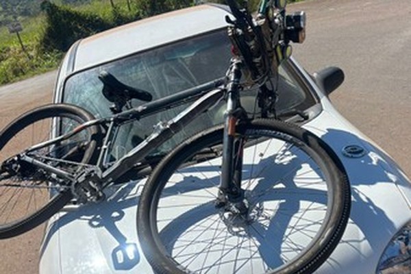 Bicicleta para em cima de carro e ciclista fica ferido em acidente na avenida Tomaz de Aquino
