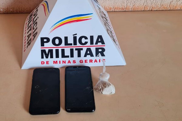 PM prende dupla acusada de roubo, desobediência e uso de droga em Monte Carmelo