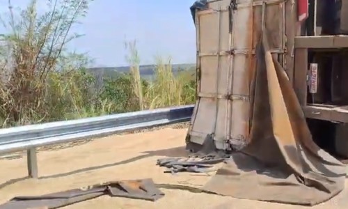 Carreta tomba na BR-354 entre Rio Paranaíba e Arapuá e motorista fica ferido
