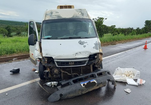 Van atinge carro e depois carreta durante chuva e deixa feridos na BR 146, em Serra do Salitre