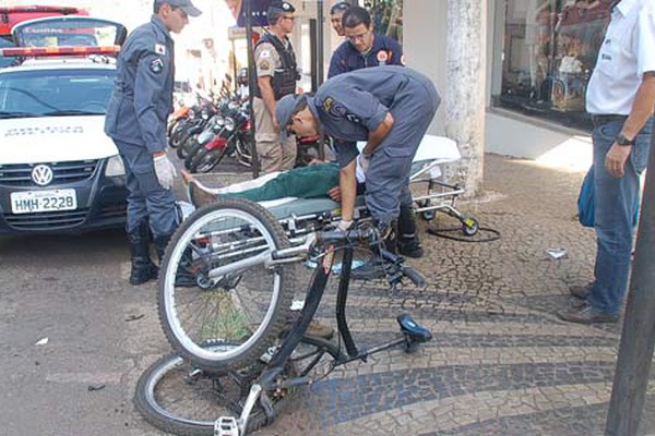Ciclista é atropelado por carreta que vai embora deixando vítima e bicicleta destruída no centro