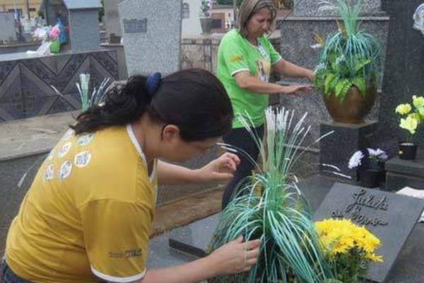 Visitadores Sanitários fazem trabalho de prevenção contra a dengue no Cemitério