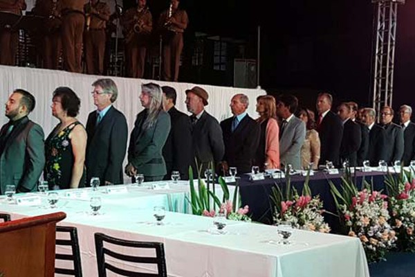 Vereadores, prefeito e vice-prefeito tomam posse em sessão solene no Paiolão 