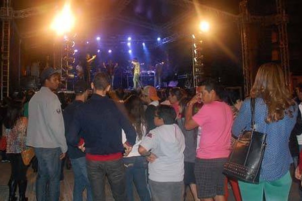 Fenapraça é aberta na Praça do Fórum com adoração e shows gospel
