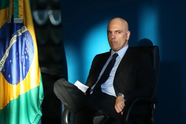 Bolsonaro fez flagrante confissão de obstrução de Justiça, diz Moraes