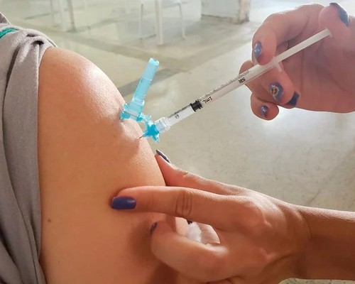 É falsa a mensagem que afirma que hospitais suspenderam vacinação contra a Covid-19