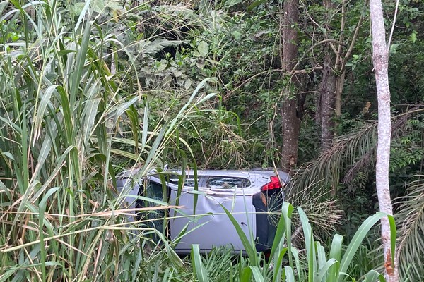 Carro capota em ribanceira de cerca de 10 metros e motorista sai praticamente ileso em Patos de Minas
